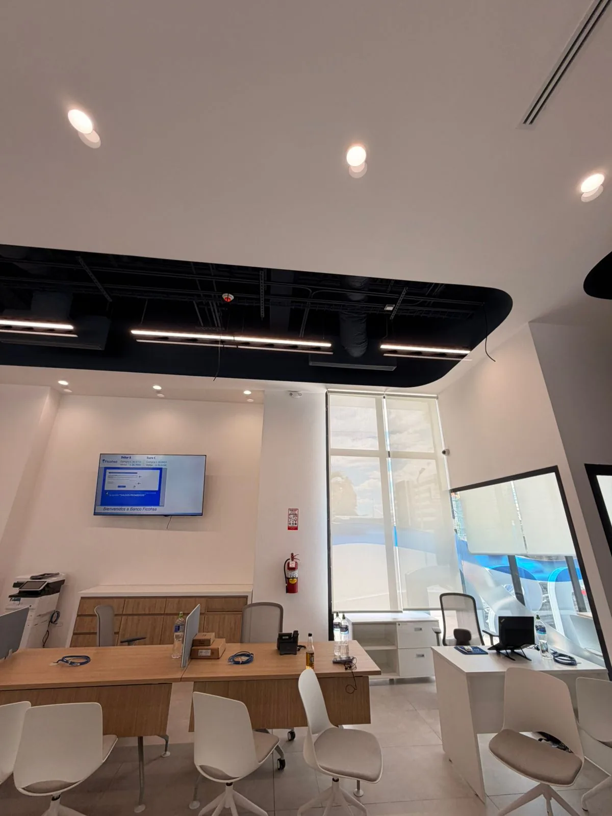 Área de atención Ficohsa Bulevar Suyapa con pintura interior profesional