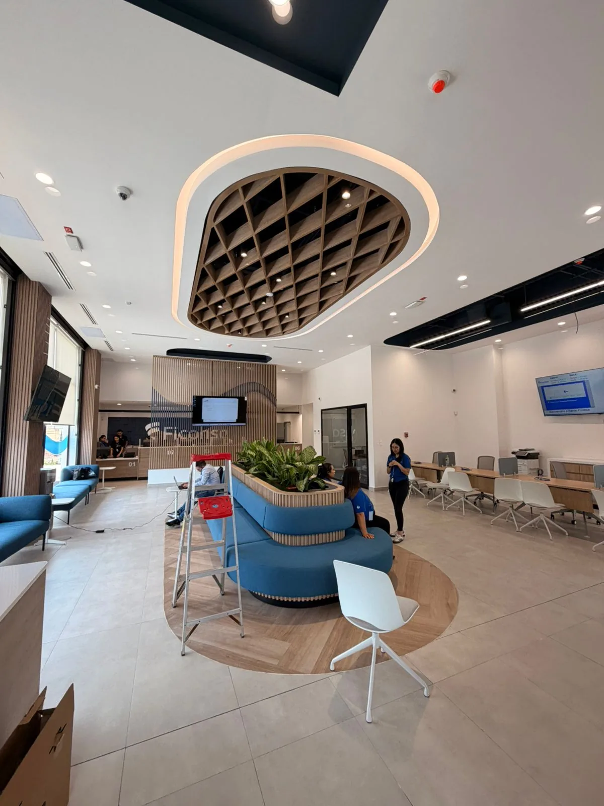 Interior Ficohsa Bulevar Suyapa con acabados de pintura comercial