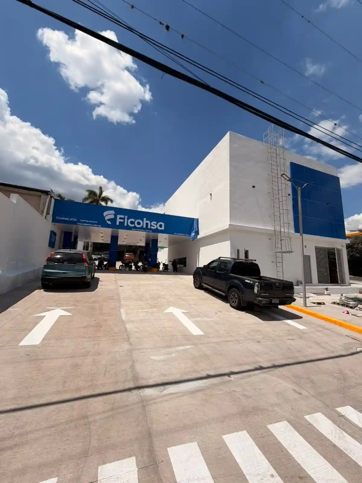 Entrada y fachada Ficohsa Bulevar Suyapa con acabados exteriores