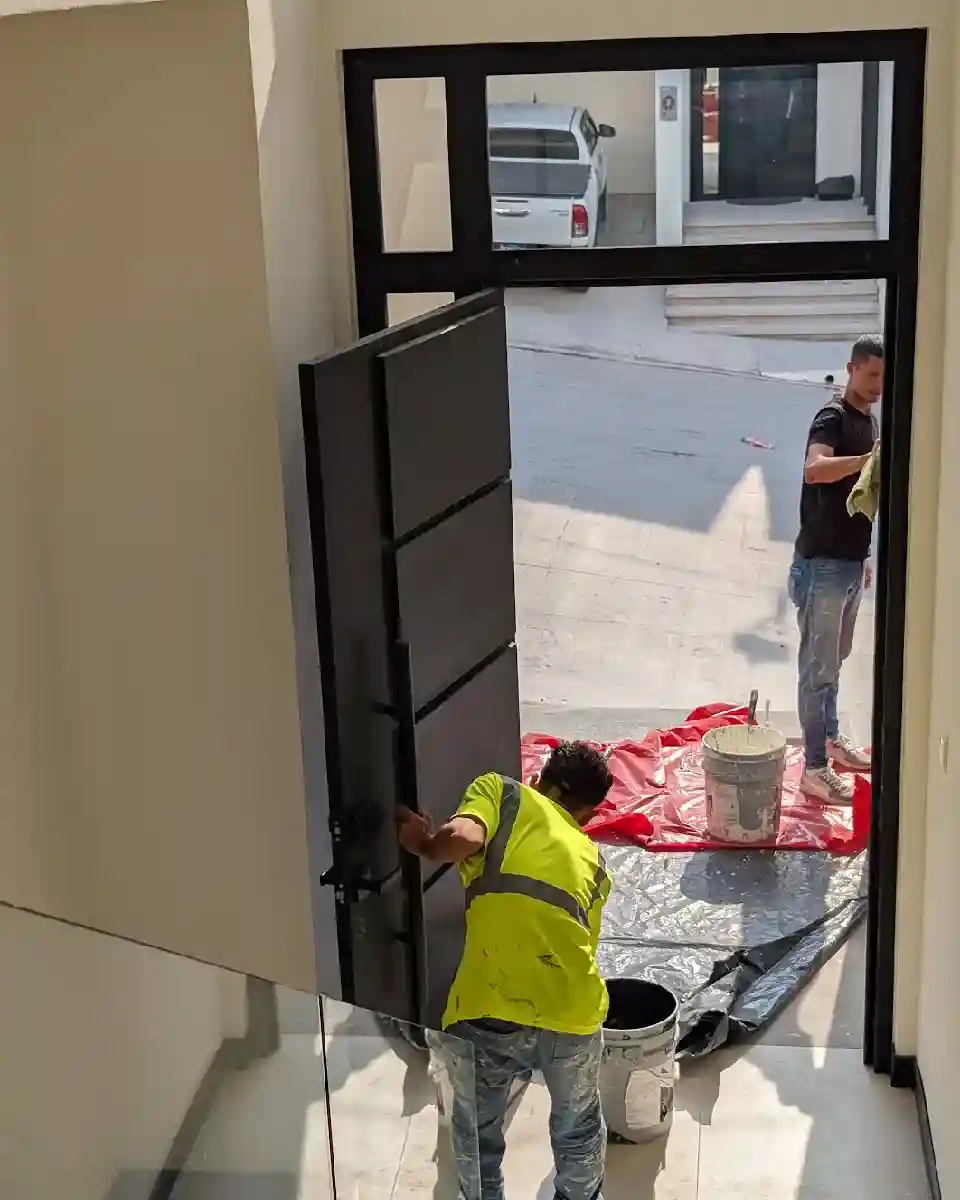 Equipo de Pinturas y Más en obra