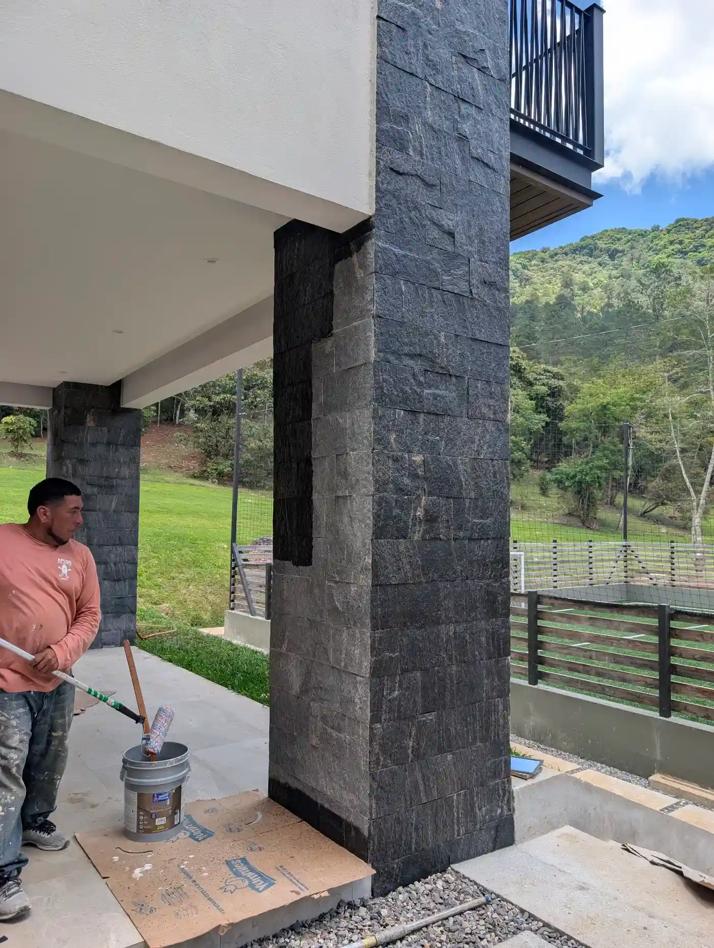 Aplicación de sistema impermeabilizante sobre piedra en Honduras