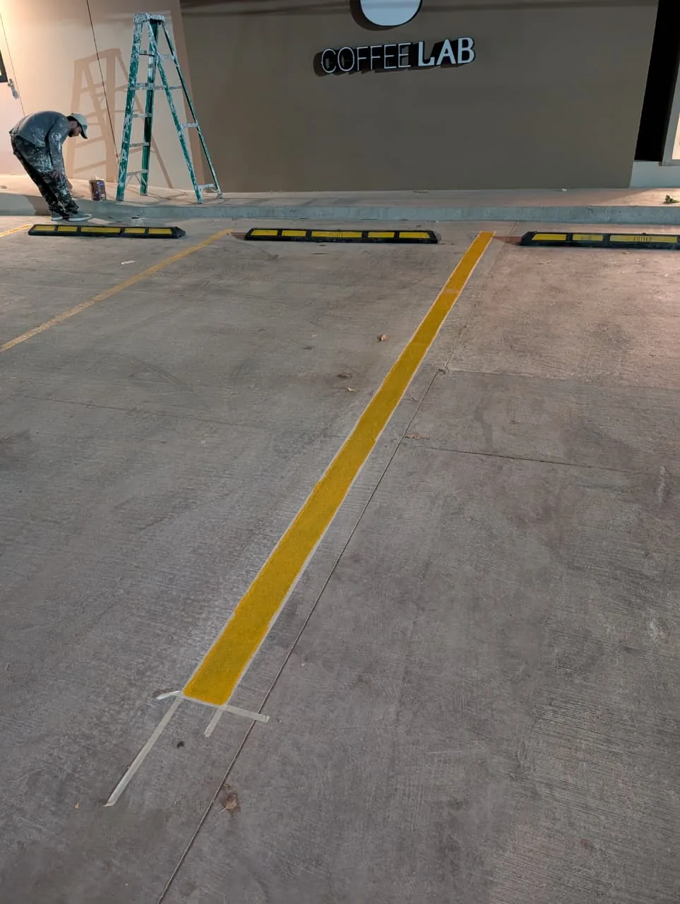 Línea amarilla de estacionamiento frente a local comercial