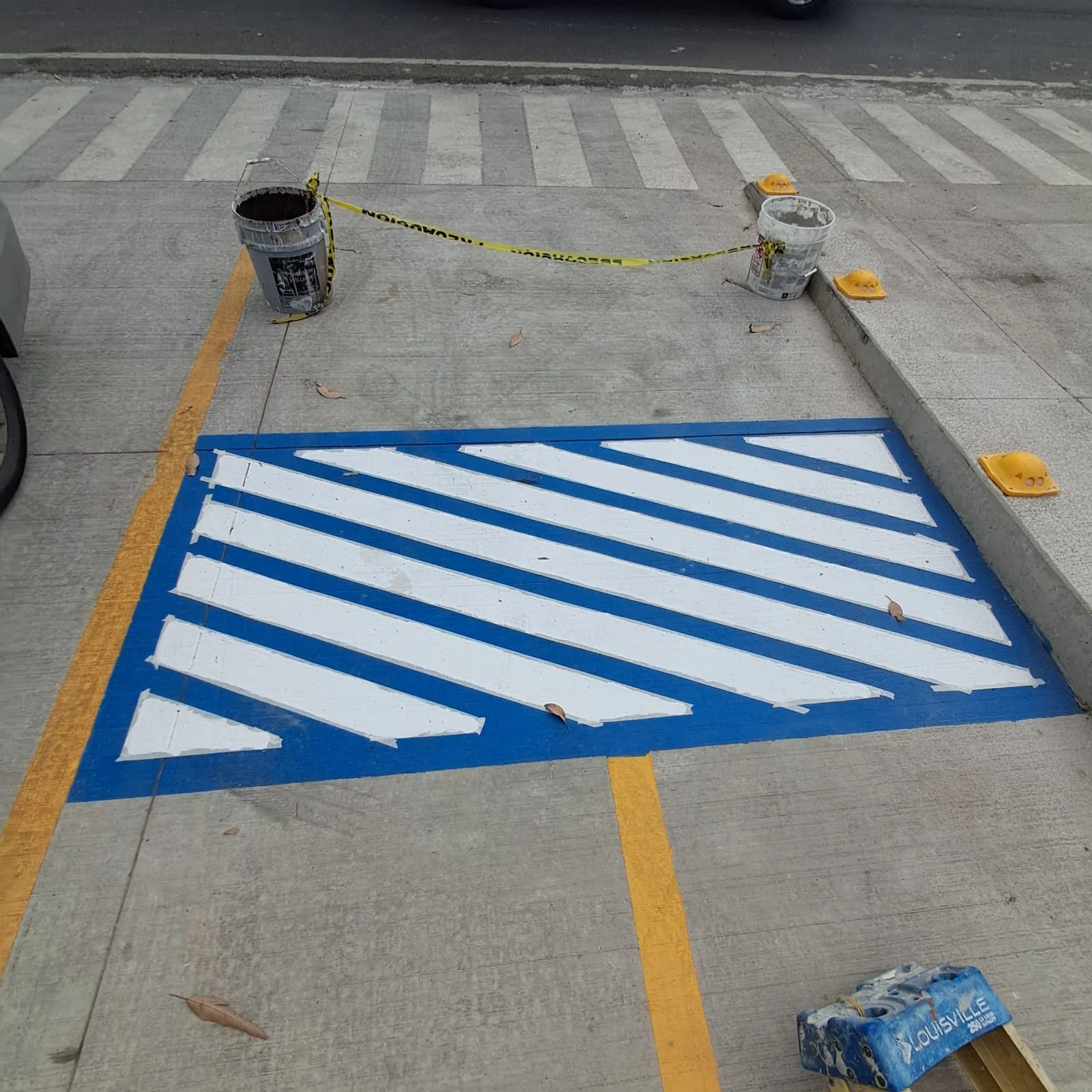 Pintura de líneas para parqueo y zona azul en concreto