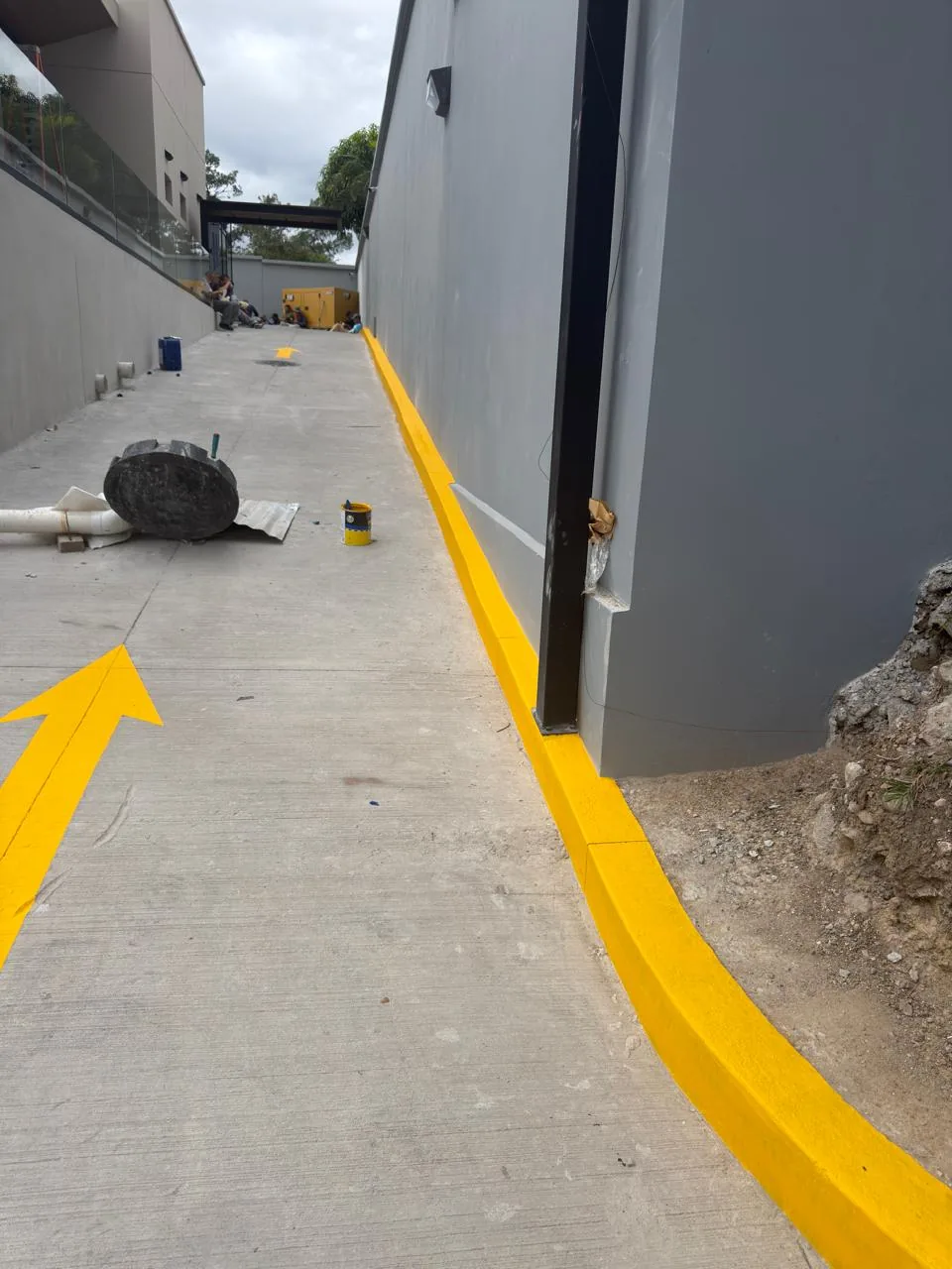 Trabajo de señalización vial en parqueo comercial