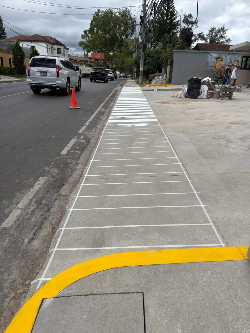 Demarcación de estacionamiento con pintura para tráfico