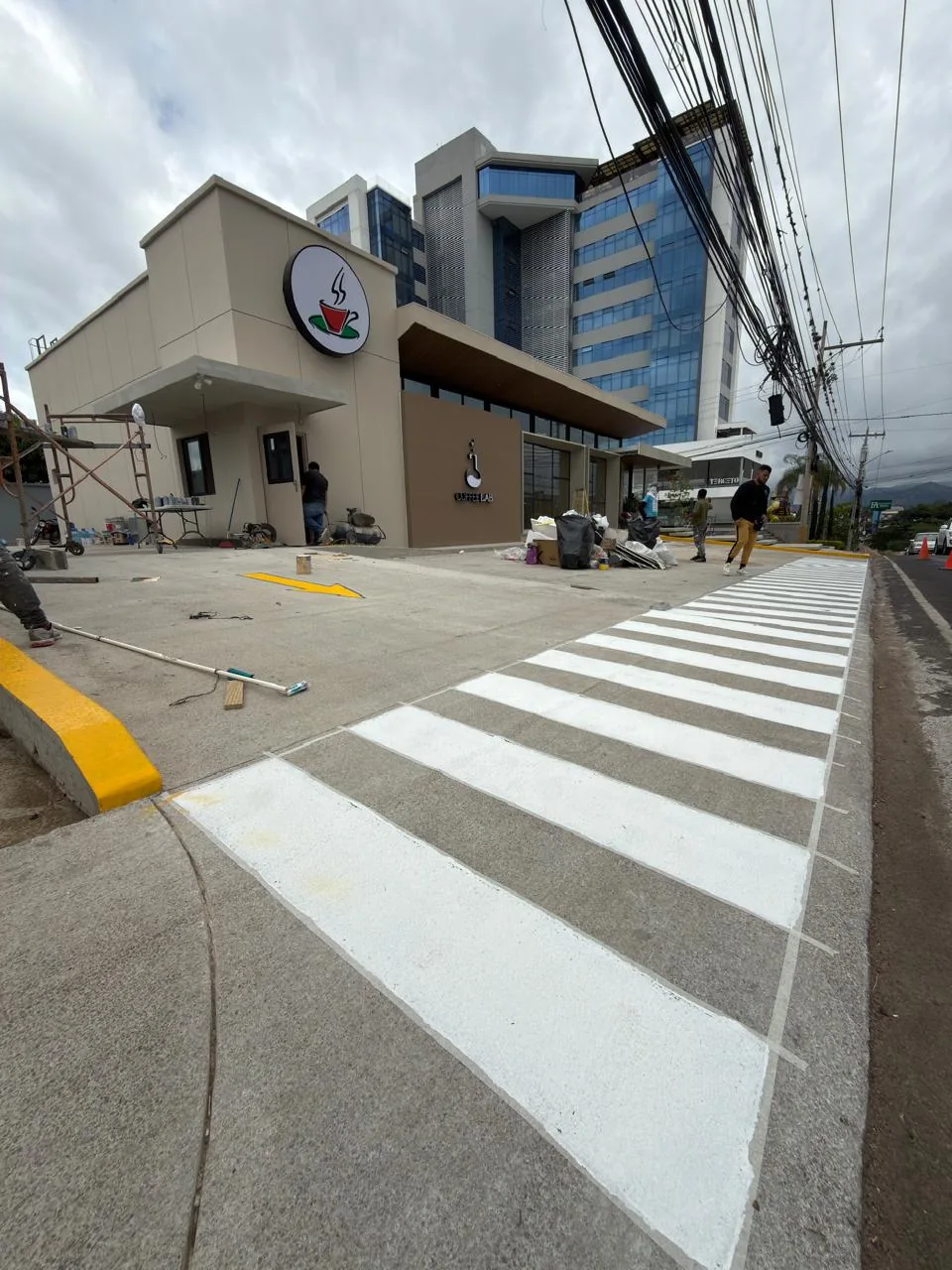 Aplicación de pintura vial en acceso de parqueo