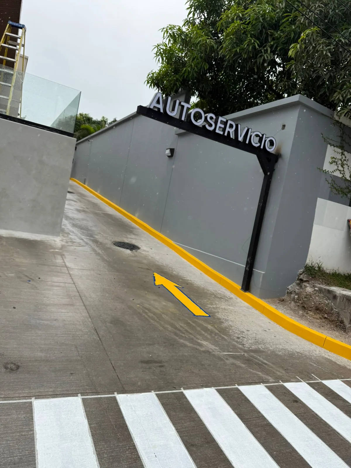 Señalización de parqueo y circulación peatonal