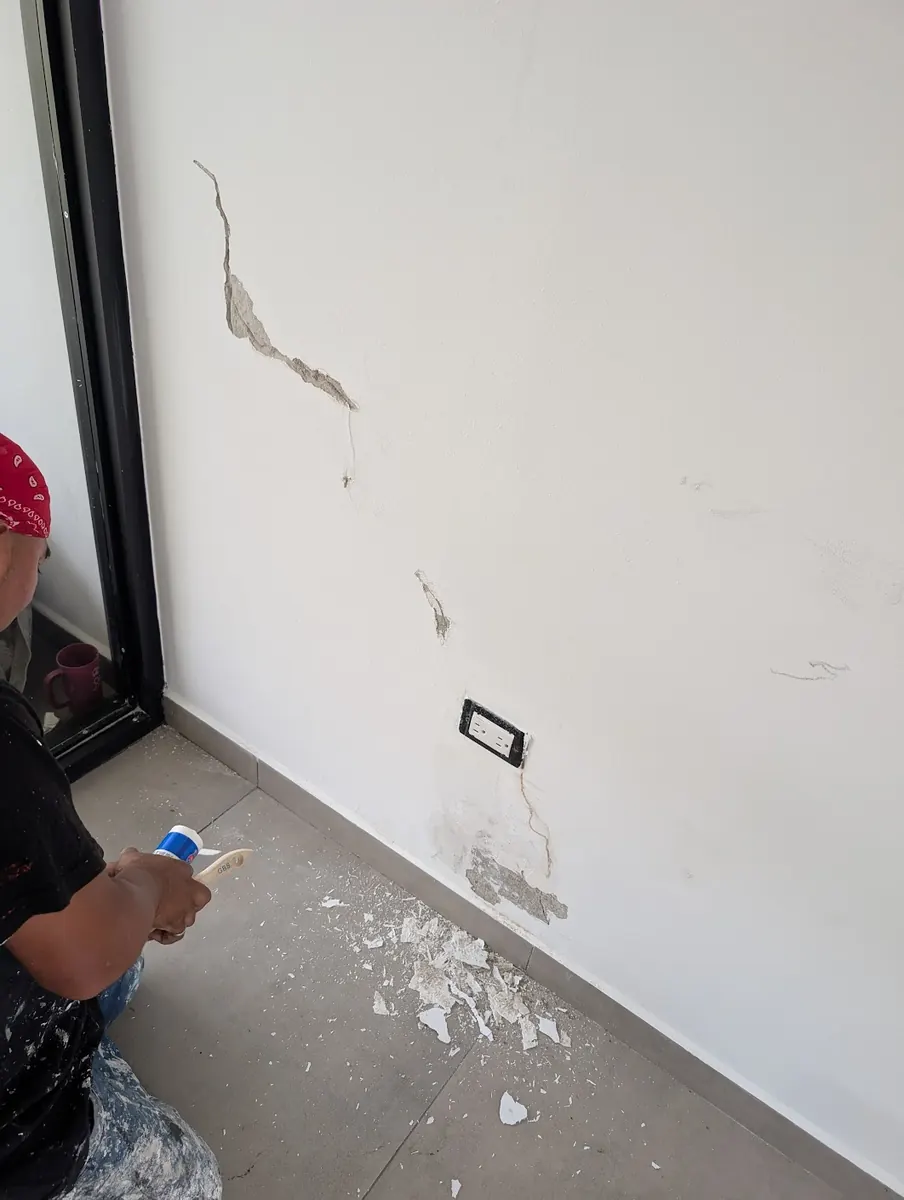 Preparación de muro con problemas de humedad en Honduras