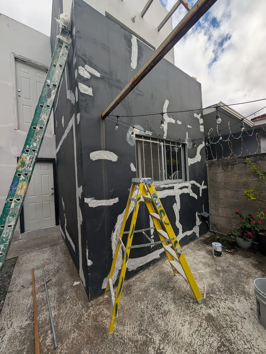 Solución técnica para humedad en muro exterior