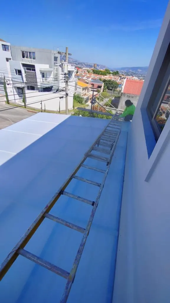 Personal capacitado en trabajos en altura sobre fachada en Honduras