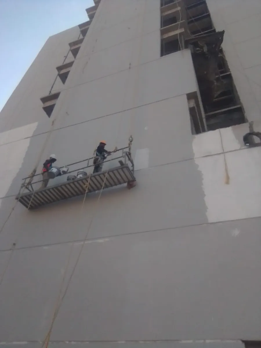 Equipo trabajos en altura fachada Honduras